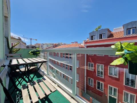 Apartamento T2 na Graça mobilado com varanda