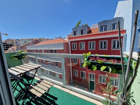 Apartamento T2 na Graça mobilado com varanda
