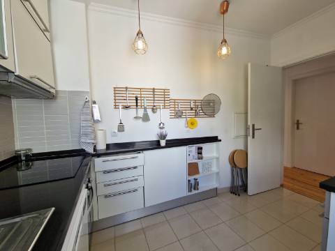 Apartamento T2 na Graça mobilado com varanda