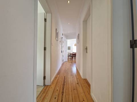 Apartamento T2 na Graça mobilado com varanda