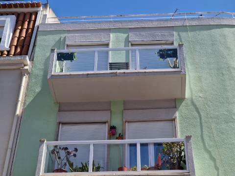 Apartamento T2 na Graça mobilado com varanda