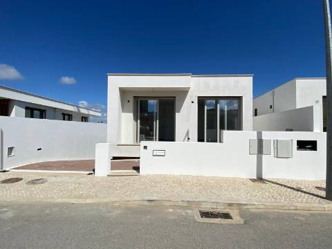 Moradia T2 com garagem e piscina junto à praia