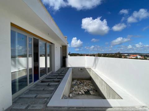 Moradia T2 com garagem e piscina junto à praia
