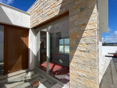 Moradia T2 com garagem e piscina junto à praia