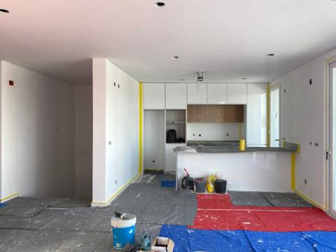 Moradia T2 com garagem e piscina junto à praia
