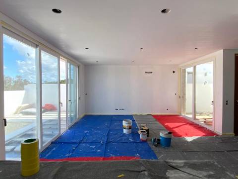 Moradia T2 com garagem e piscina junto à praia