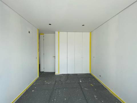 Moradia T2 com garagem e piscina junto à praia