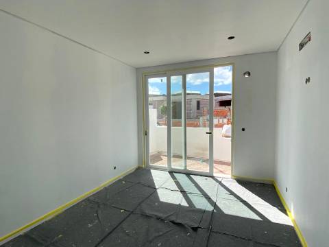 Moradia T2 com garagem e piscina junto à praia