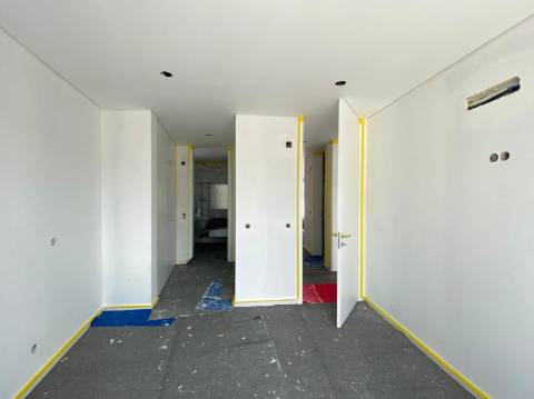 Moradia T2 com garagem e piscina junto à praia