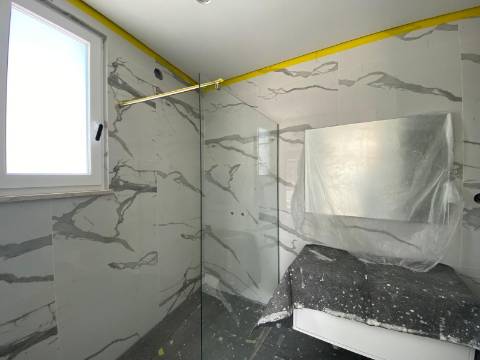 Moradia T2 com garagem e piscina junto à praia