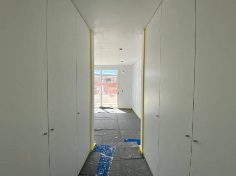 Moradia T2 com garagem e piscina junto à praia