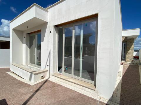 Moradia T2 com garagem e piscina junto à praia