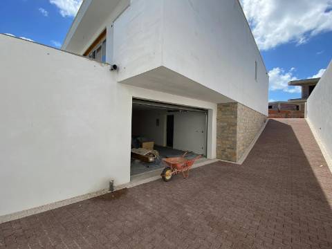 Moradia T2 com garagem e piscina junto à praia