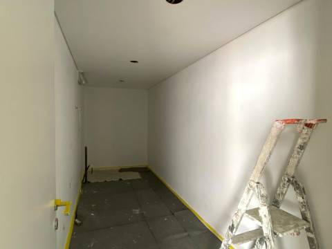 Moradia T2 com garagem e piscina junto à praia