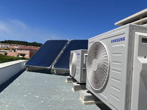 Moradia T2 com garagem e piscina junto à praia