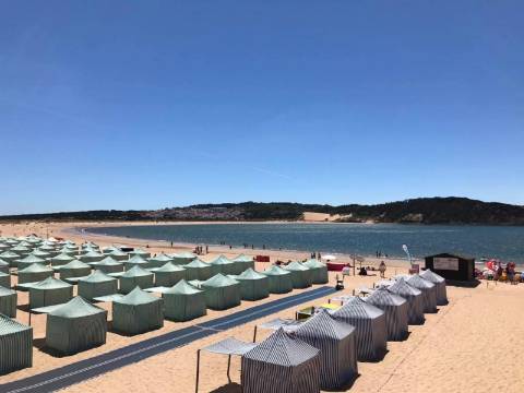 Moradia T2 com garagem e piscina junto à praia