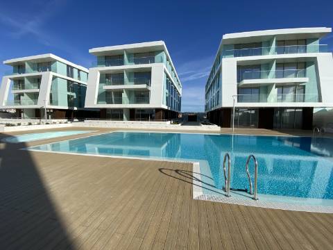 Apartamento T3 em condomínio de luxo em frente à praia