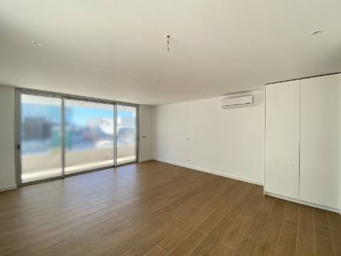 Apartamento T3 em condomínio de luxo em frente à praia