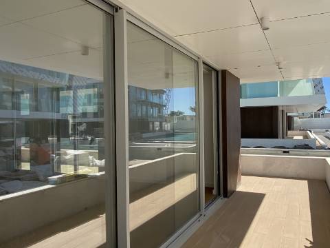 Apartamento T3 em condomínio de luxo em frente à praia