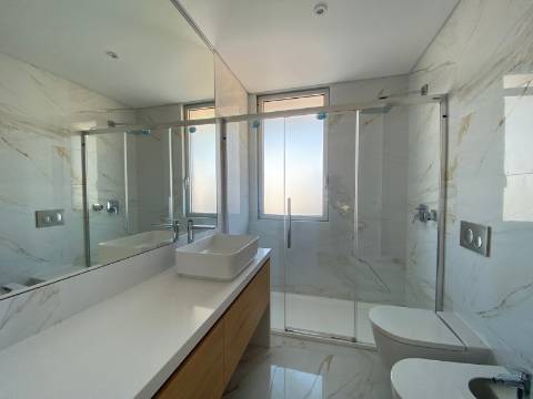 Apartamento T3 em condomínio de luxo em frente à praia