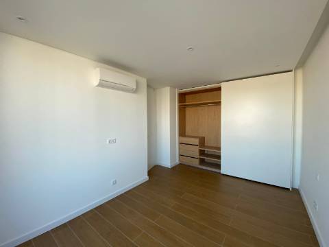 Apartamento T3 em condomínio de luxo em frente à praia