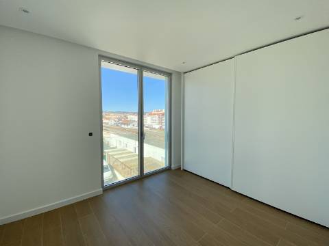 Apartamento T3 em condomínio de luxo em frente à praia