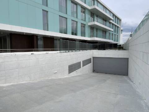 Apartamento T3 em condomínio de luxo em frente à praia