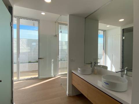 Apartamento T3 em condomínio de luxo em frente à praia