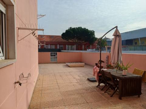 Excelente prédio renovado com 10 fracções, loja e garagem, Benfica