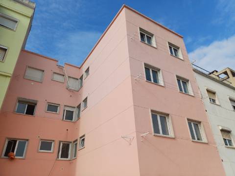 Excelente prédio renovado com 10 fracções, loja e garagem, Benfica