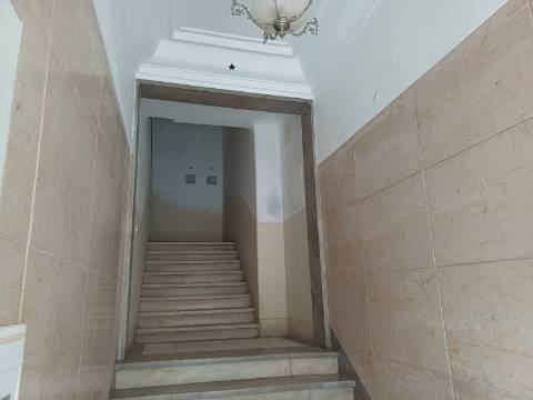 Excelente prédio renovado com 10 fracções, loja e garagem, Benfica