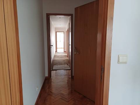 Excelente prédio renovado com 10 fracções, loja e garagem, Benfica