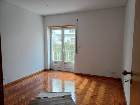 Excelente prédio renovado com 10 fracções, loja e garagem, Benfica