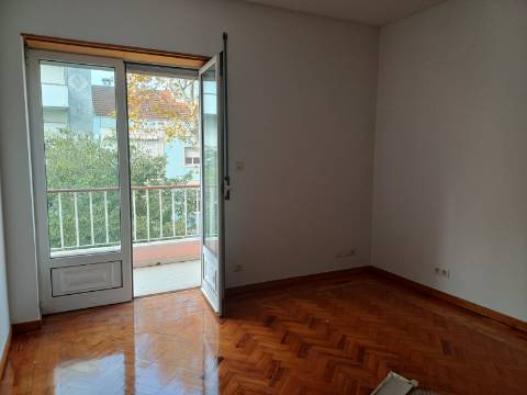 Excelente prédio renovado com 10 fracções, loja e garagem, Benfica