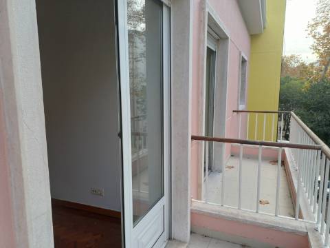 Excelente prédio renovado com 10 fracções, loja e garagem, Benfica
