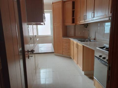 Excelente prédio renovado com 10 fracções, loja e garagem, Benfica