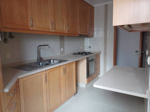 Excelente prédio renovado com 10 fracções, loja e garagem, Benfica