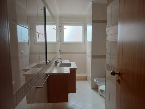 Excelente prédio renovado com 10 fracções, loja e garagem, Benfica