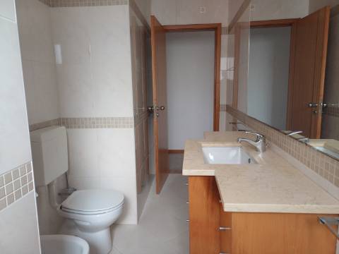 Excelente prédio renovado com 10 fracções, loja e garagem, Benfica