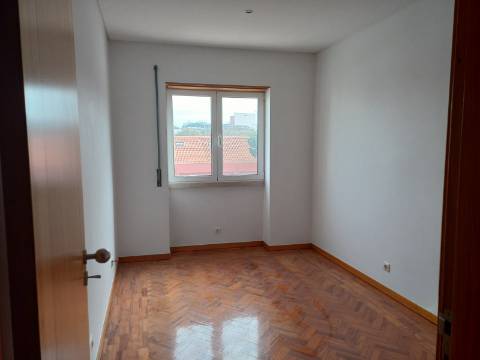 Excelente prédio renovado com 10 fracções, loja e garagem, Benfica