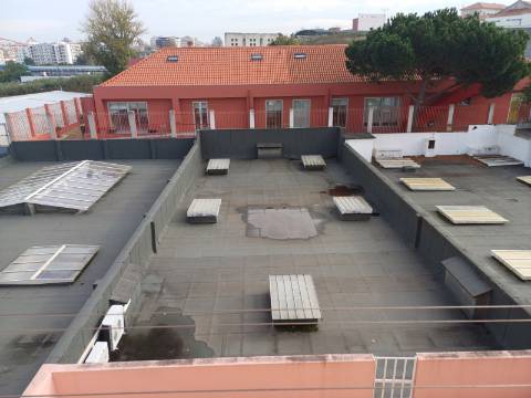 Excelente prédio renovado com 10 fracções, loja e garagem, Benfica