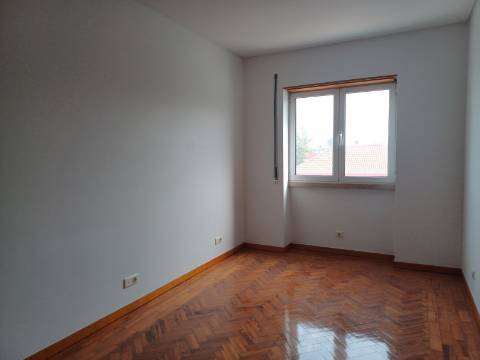 Excelente prédio renovado com 10 fracções, loja e garagem, Benfica