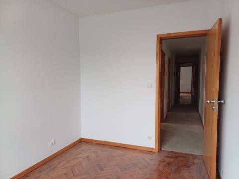 Excelente prédio renovado com 10 fracções, loja e garagem, Benfica
