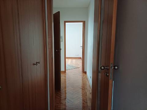 Excelente prédio renovado com 10 fracções, loja e garagem, Benfica