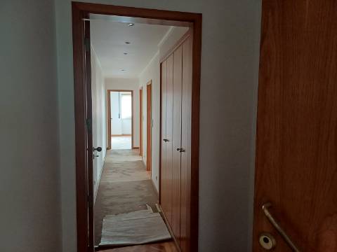 Excelente prédio renovado com 10 fracções, loja e garagem, Benfica