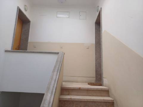Excelente prédio renovado com 10 fracções, loja e garagem, Benfica