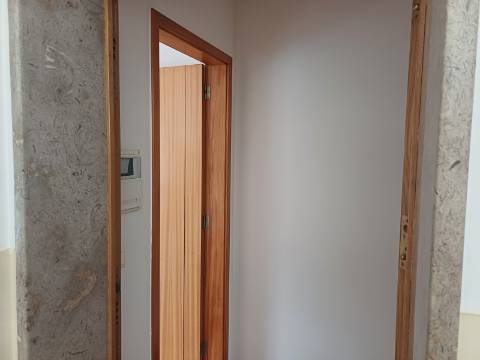 Excelente prédio renovado com 10 fracções, loja e garagem, Benfica
