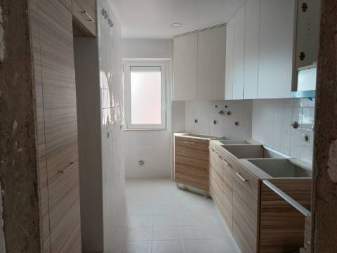 Excelente prédio renovado com 10 fracções, loja e garagem, Benfica