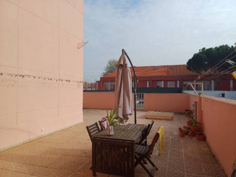 Excelente prédio renovado com 10 fracções, loja e garagem, Benfica