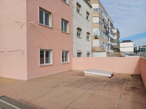 Excelente prédio renovado com 10 fracções, loja e garagem, Benfica